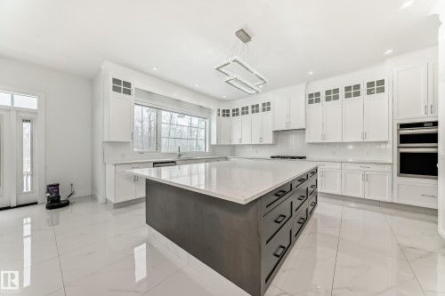 340 33 Ave, Edmonton, AB - Indoor Photo Showing Kitchen With Upgraded Kitchen
