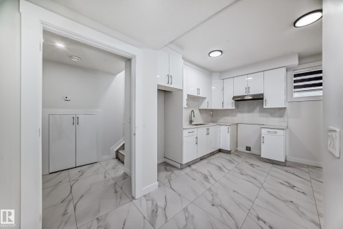 340 33 Ave, Edmonton, AB - Indoor Photo Showing Kitchen