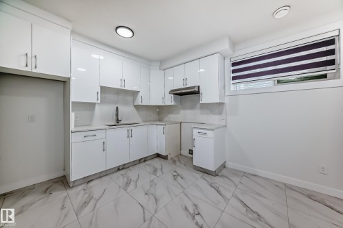 340 33 Ave, Edmonton, AB - Indoor Photo Showing Kitchen