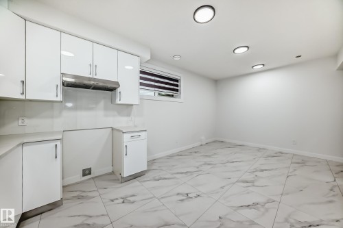 340 33 Ave, Edmonton, AB - Indoor Photo Showing Kitchen