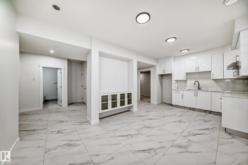 340 33 Ave, Edmonton, AB - Indoor Photo Showing Kitchen