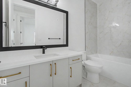 3287 Chernowski Way, Edmonton, AB - Indoor Photo Showing Bathroom