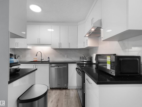 25 501 Youville Drive E, Edmonton, AB - Indoor Photo Showing Kitchen With Stainless Steel Kitchen
