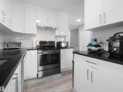 25 501 Youville Drive E, Edmonton, AB - Indoor Photo Showing Kitchen