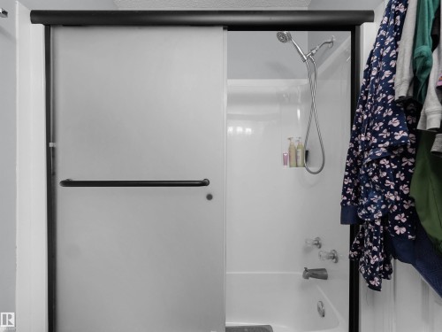 25 501 Youville Drive E, Edmonton, AB - Indoor Photo Showing Bathroom