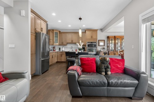 1 1030 Connelly Way, Edmonton, AB - Indoor Photo Showing Living Room