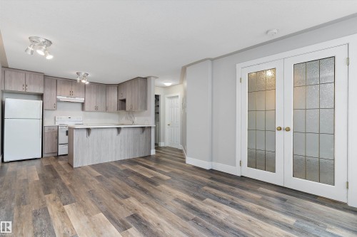 7 11008 124 Street, Edmonton, AB - Indoor Photo Showing Kitchen