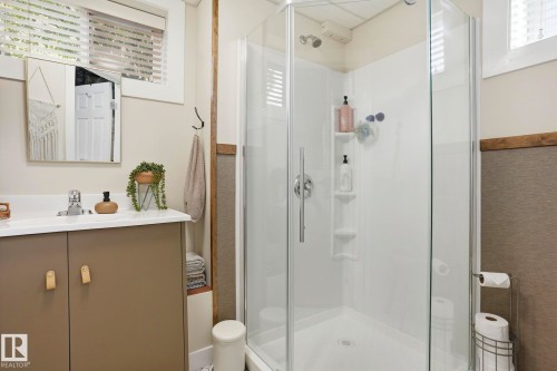 Glass-enclosed shower with white acrylic surround - 4 Langley Dr, Fort Saskatchewan, AB - Indoor Photo Showing Bathroom