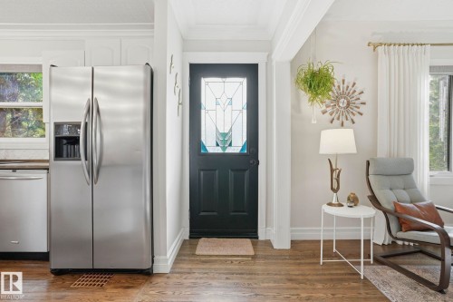 Entryway with a black door featuring decorative glass paneling - 4 Langley Dr, Fort Saskatchewan, AB - Indoor