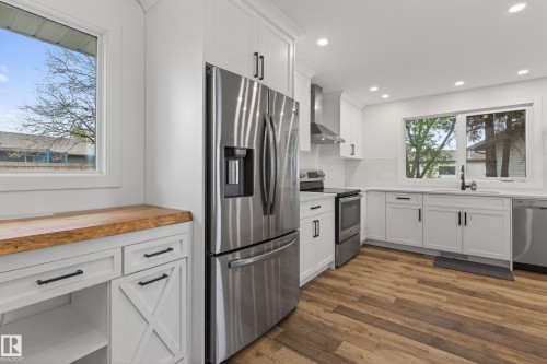 3232 145 Avenue, Edmonton, AB - Indoor Photo Showing Kitchen With Upgraded Kitchen