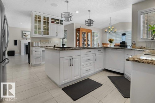 762 Wells Wynd, Edmonton, AB - Indoor Photo Showing Kitchen With Upgraded Kitchen