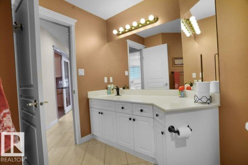 762 Wells Wynd, Edmonton, AB - Indoor Photo Showing Bathroom
