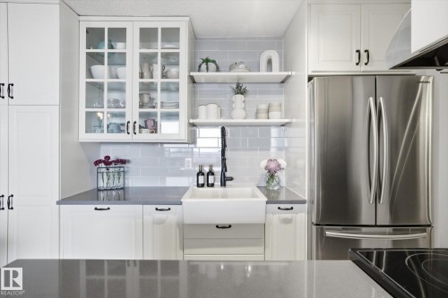 1513 13910 Stony Plain Road, Edmonton, AB - Indoor Photo Showing Kitchen