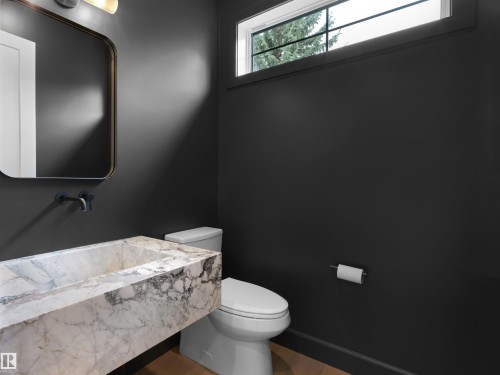 11234 73 Avenue, Edmonton, AB - Indoor Photo Showing Bathroom