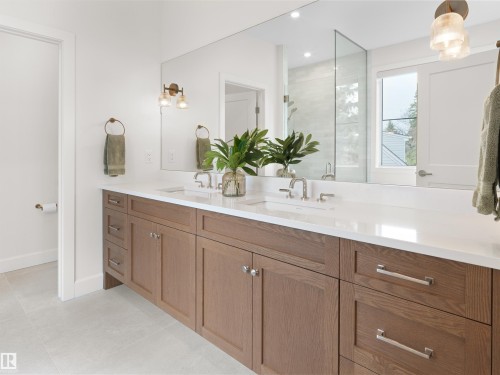 11234 73 Avenue, Edmonton, AB - Indoor Photo Showing Bathroom