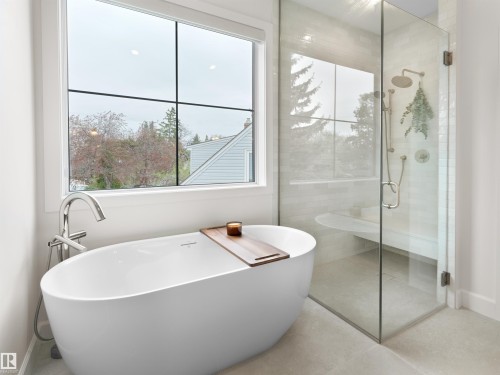 11234 73 Avenue, Edmonton, AB - Indoor Photo Showing Bathroom