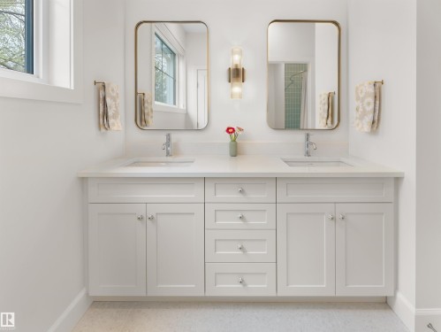 11234 73 Avenue, Edmonton, AB - Indoor Photo Showing Bathroom
