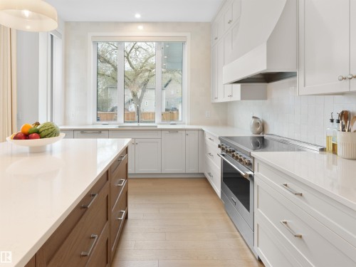 11234 73 Avenue, Edmonton, AB - Indoor Photo Showing Kitchen With Upgraded Kitchen