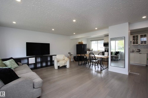 13312 137 Street, Edmonton, AB - Indoor Photo Showing Living Room