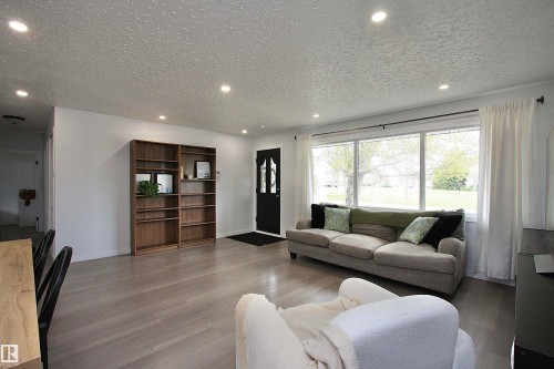 13312 137 Street, Edmonton, AB - Indoor Photo Showing Living Room