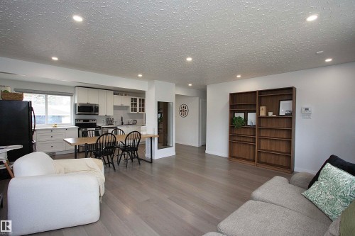 13312 137 Street, Edmonton, AB - Indoor Photo Showing Living Room
