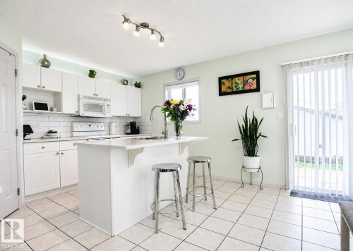 17311 90 Street, Edmonton, AB - Indoor Photo Showing Kitchen