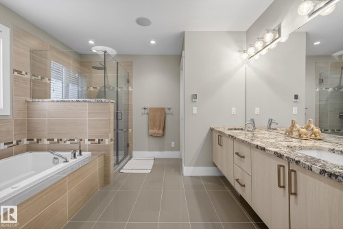 9648 83 Avenue, Edmonton, AB - Indoor Photo Showing Bathroom