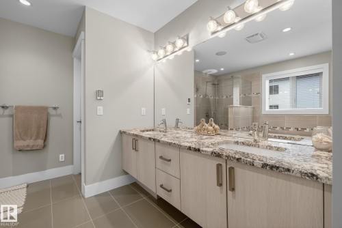 9648 83 Avenue, Edmonton, AB - Indoor Photo Showing Bathroom