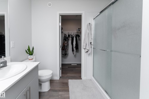 Ensuite with walk in closet - 5323 Lark Landing Landing, Edmonton, AB - Indoor Photo Showing Bathroom