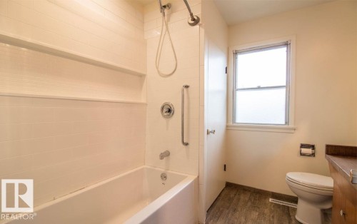 10328 42 Street, Edmonton, AB - Indoor Photo Showing Bathroom