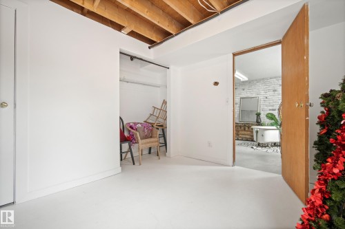 4326 37 Street, Edmonton, AB - Indoor