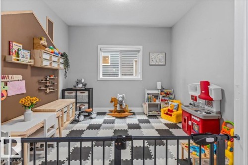 Room featuring a window with blinds, light gray walls, and checkerboard floor tiles - 219 Cranberry Bend, Fort Saskatchewan, AB - Indoor