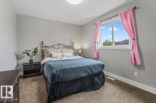 Carpeted room featuring a single window, white baseboards, and neutral wall paint - 219 Cranberry Bend, Fort Saskatchewan, AB - Indoor Photo Showing Bedroom