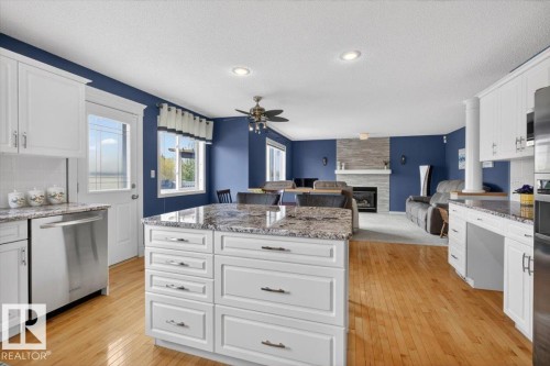 1358 118A Street, Edmonton, AB - Indoor Photo Showing Kitchen With Upgraded Kitchen