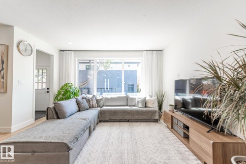 11445 79 Avenue, Edmonton, AB - Indoor Photo Showing Living Room