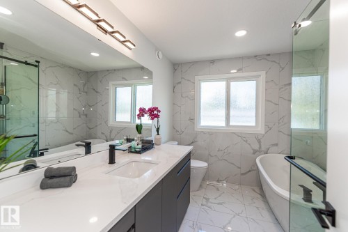 11445 79 Avenue, Edmonton, AB - Indoor Photo Showing Bathroom