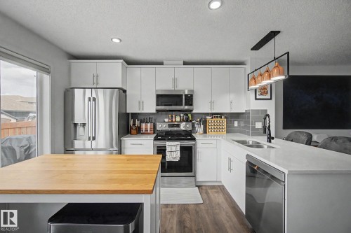 385 Orchards Boulevard, Edmonton, AB - Indoor Photo Showing Kitchen With Stainless Steel Kitchen With Double Sink With Upgraded Kitchen