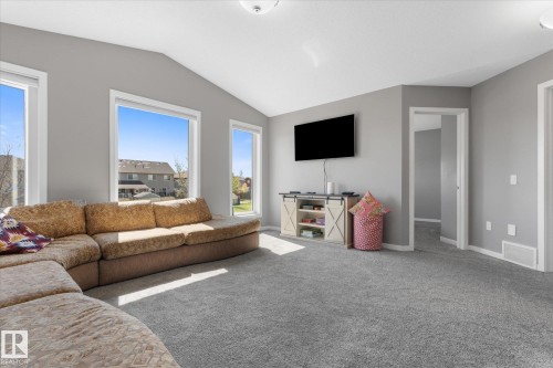 110 Aspenglen Drive, Spruce Grove, AB - Indoor Photo Showing Living Room