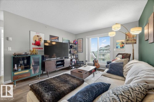408 2204 44 Avenue, Edmonton, AB - Indoor Photo Showing Living Room