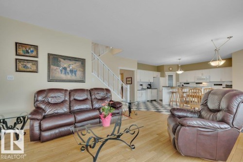 1957 Tomlinson Square Square, Edmonton, AB - Indoor Photo Showing Living Room