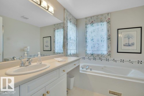 1957 Tomlinson Square Square, Edmonton, AB - Indoor Photo Showing Bathroom