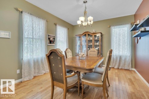 1957 Tomlinson Square Square, Edmonton, AB - Indoor Photo Showing Dining Room