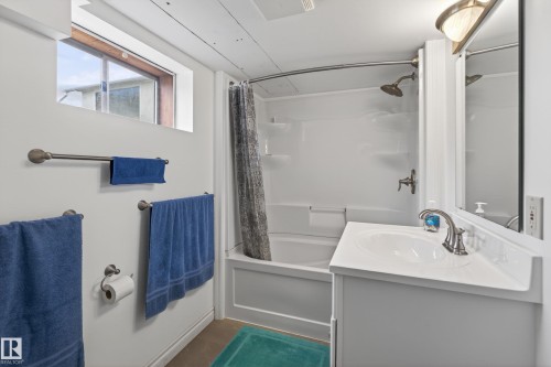 15406 94A Avenue, Edmonton, AB - Indoor Photo Showing Bathroom