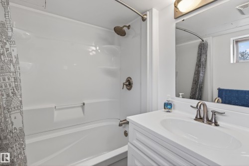 15406 94A Avenue, Edmonton, AB - Indoor Photo Showing Bathroom