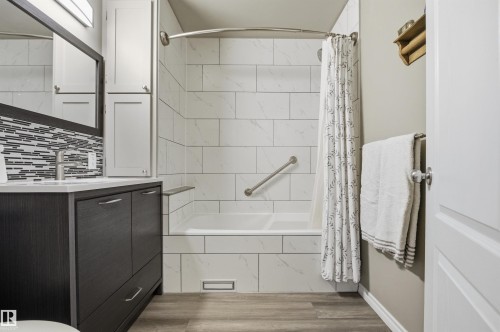 10663 59 Street, Edmonton, AB - Indoor Photo Showing Bathroom