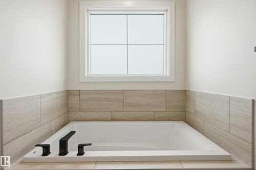 22376 90 Avenue, Edmonton, AB - Indoor Photo Showing Bathroom