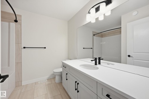 22376 90 Avenue, Edmonton, AB - Indoor Photo Showing Bathroom