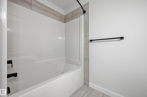 22376 90 Avenue, Edmonton, AB - Indoor Photo Showing Bathroom
