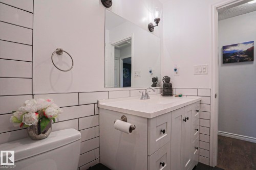 9828 169 Street, Edmonton, AB - Indoor Photo Showing Bathroom