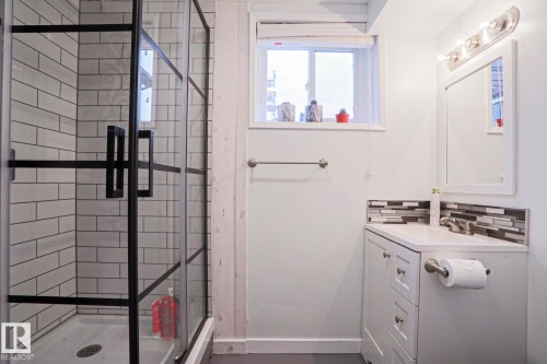 9828 169 Street, Edmonton, AB - Indoor Photo Showing Bathroom